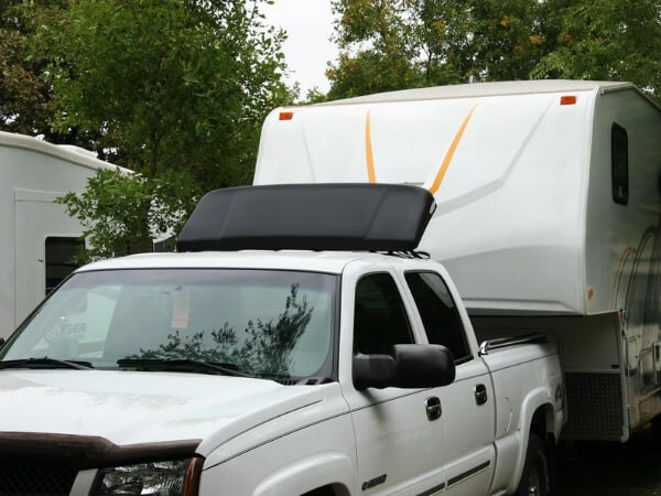 Travel trailer wind deflector